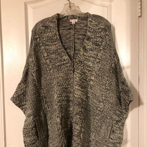 Relaxed fit zippered sweater vest